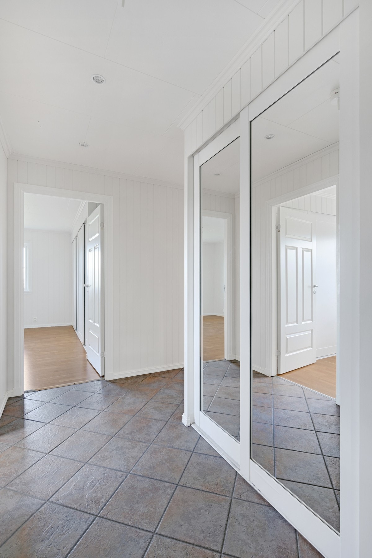 Og skyvedørsgarderobe Galleribilde