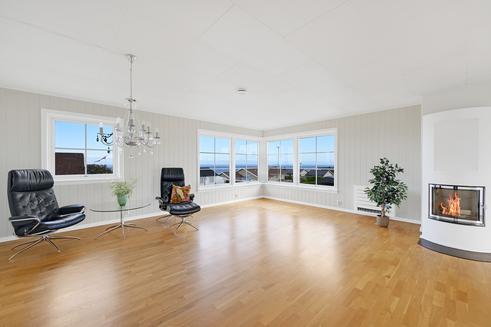 Her er det god plass for både spisestue, sofagruppe og godstoler Galleribilde