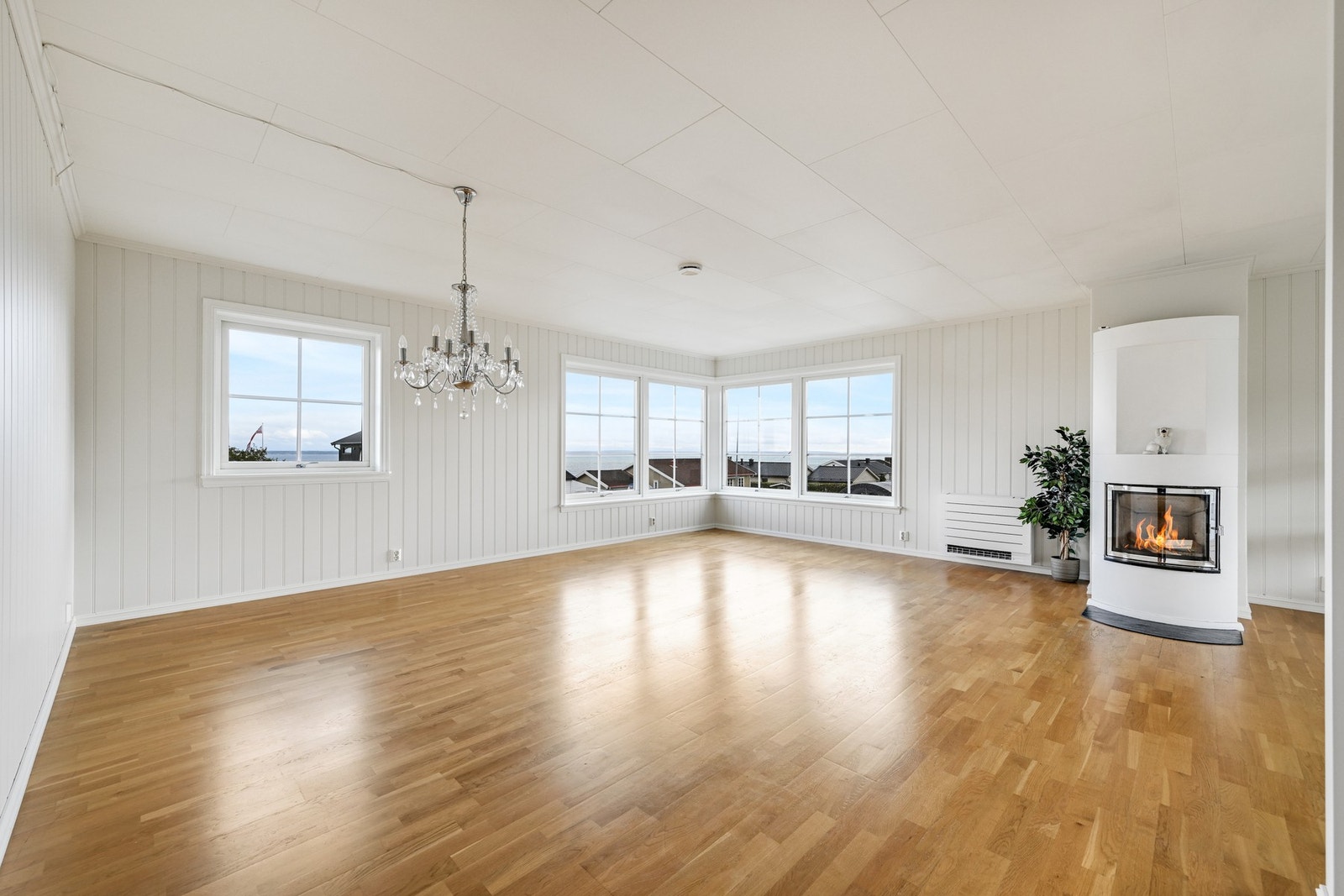 Stor stue med eikeparkett Galleribilde