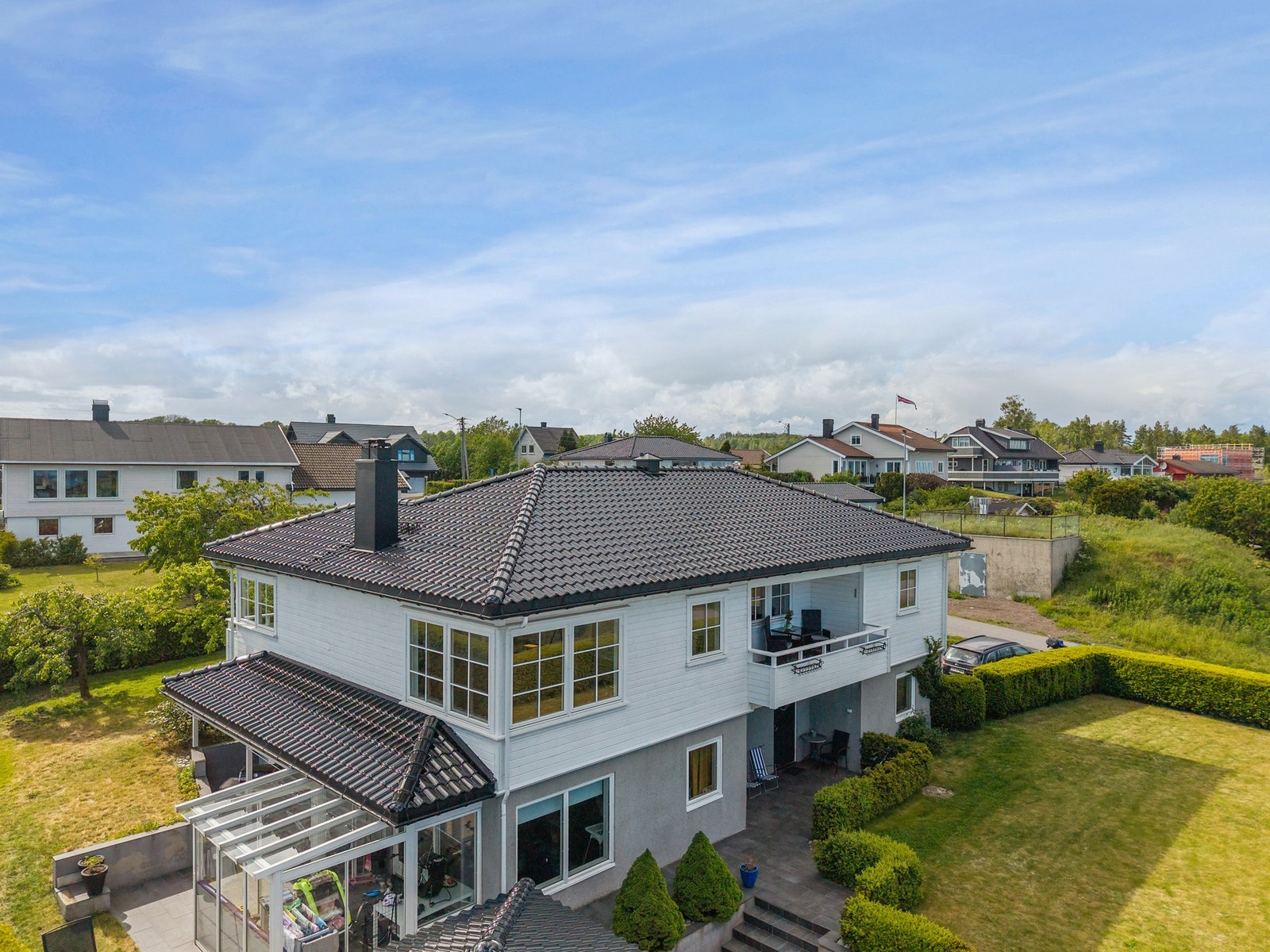 Her ser vi fasaden mot syd/øst og frokostbalkongen midt i bildet Galleribilde