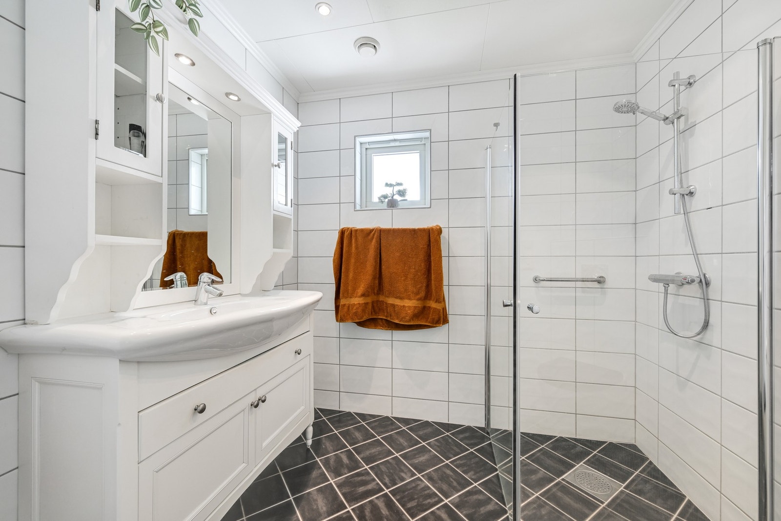 Vi fortsetter inn på det flislagte badet Galleribilde