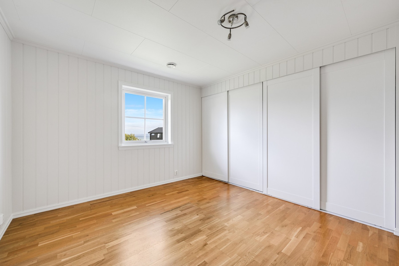 Leilgheten har to gode soverom - her ser vi hovedsoverommet Galleribilde