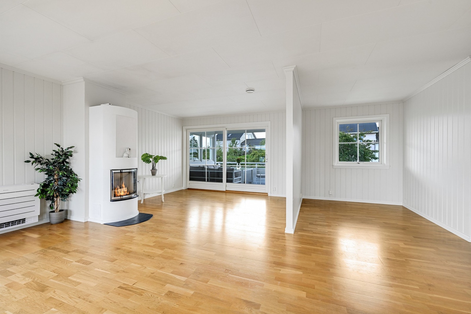 Fra stua er det utgang til en stor og lun terrasse Galleribilde