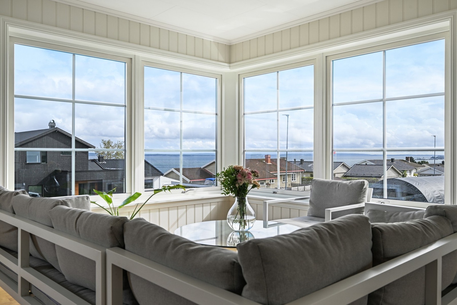 Her ser vi hjørnevinduene før sofaten ble flyttet Galleribilde