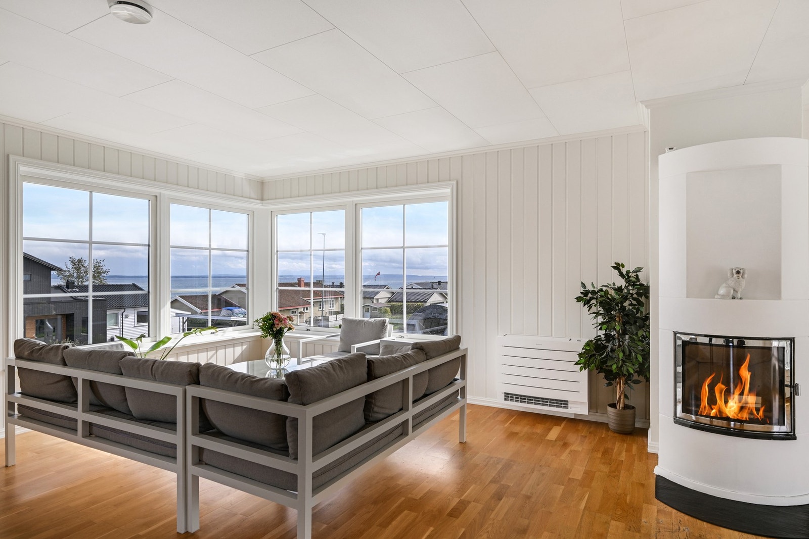 En lys og trivelig leillighet med store vindusflater mot fjorden Galleribilde