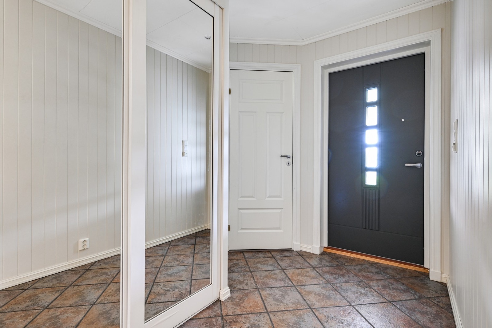 Entre med flislagt gulv Galleribilde