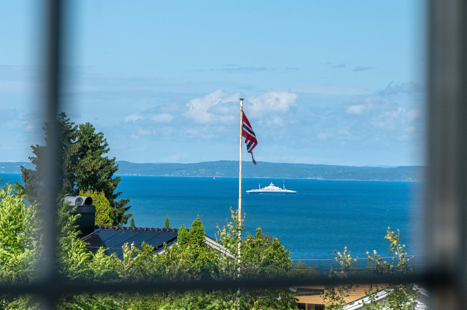 Her ser vi litt av utsikten fra stuevinduet og innover fjorden Galleribilde