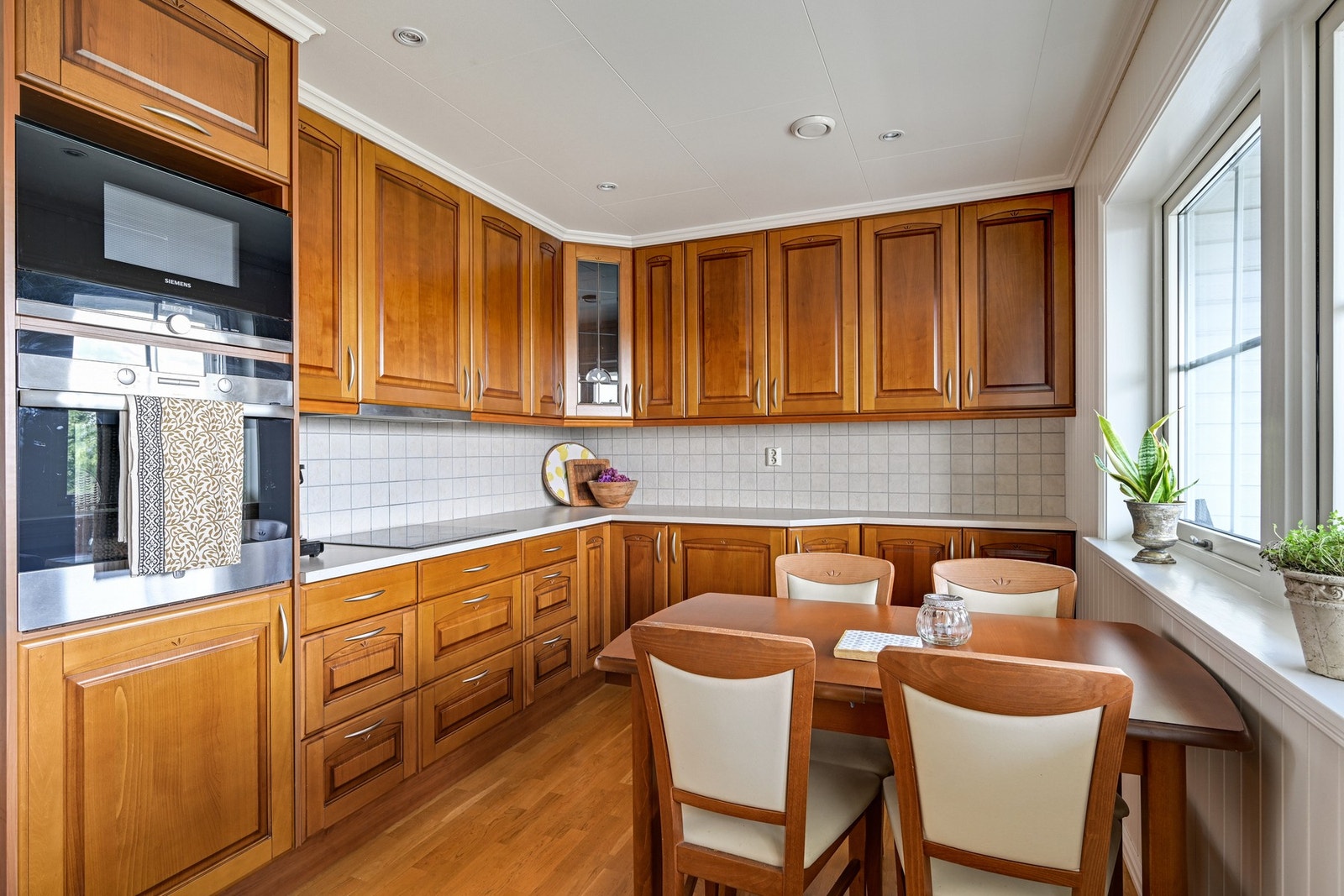 Et praktisk kjøkken og godt med både skaper, skuffer og benkeplass Galleribilde