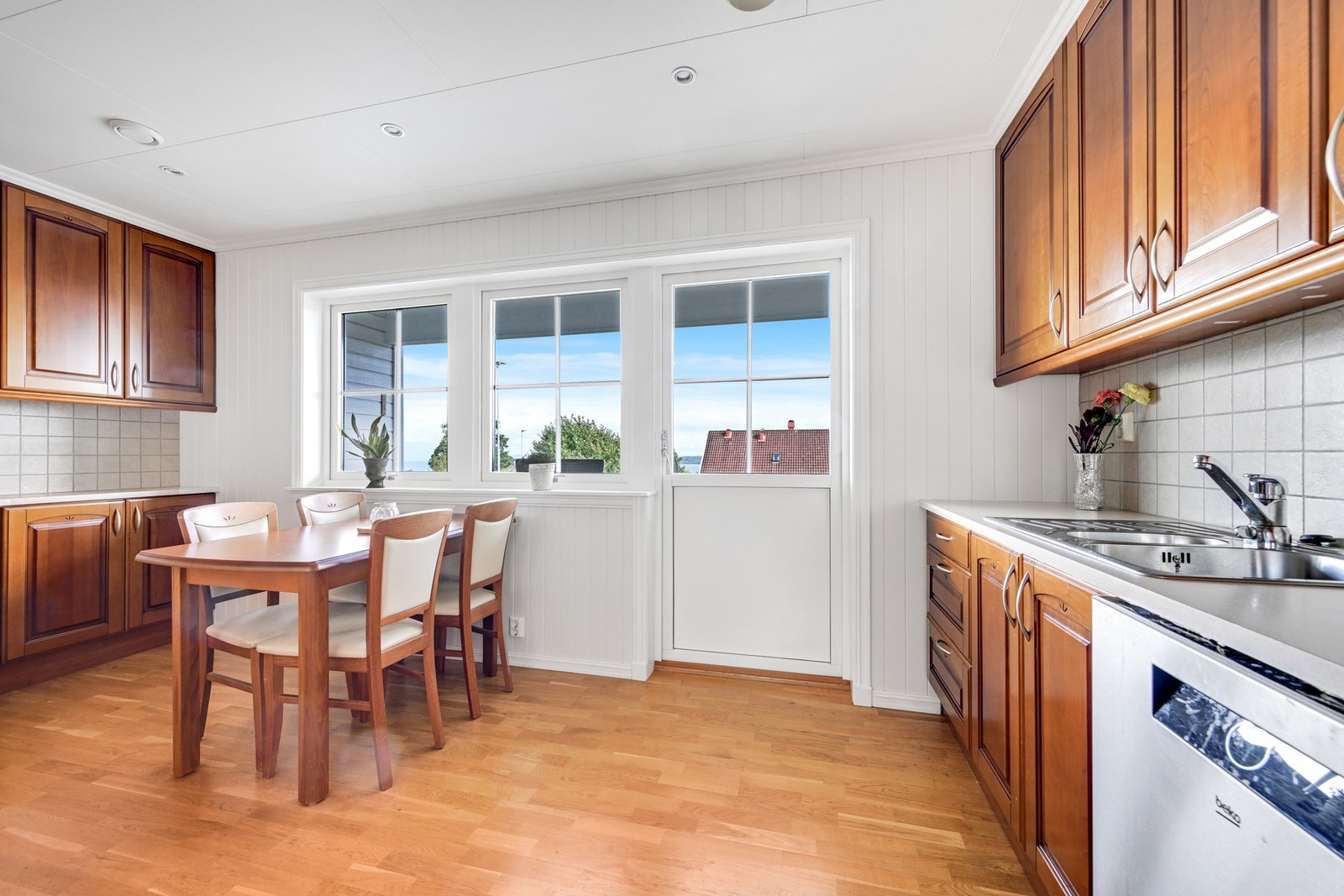 Vi fortsetter inn på det romslige og koselige kjøkkenet Galleribilde