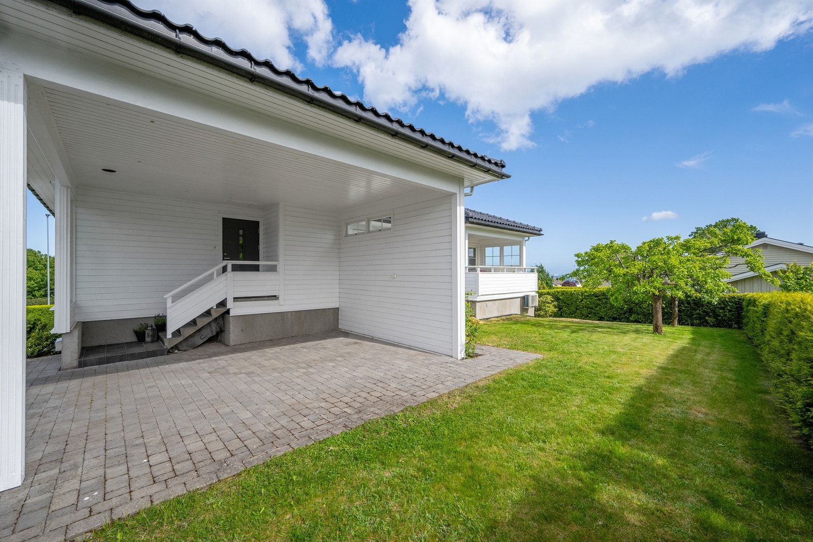 Her ser vi både litt av terrassen og inngangsparteit Galleribilde