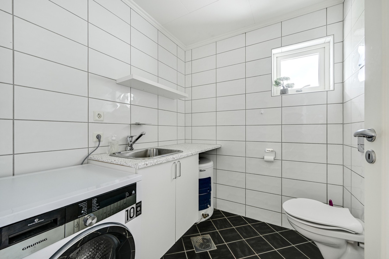 Flislagt vaskerom med ekstra wc Galleribilde