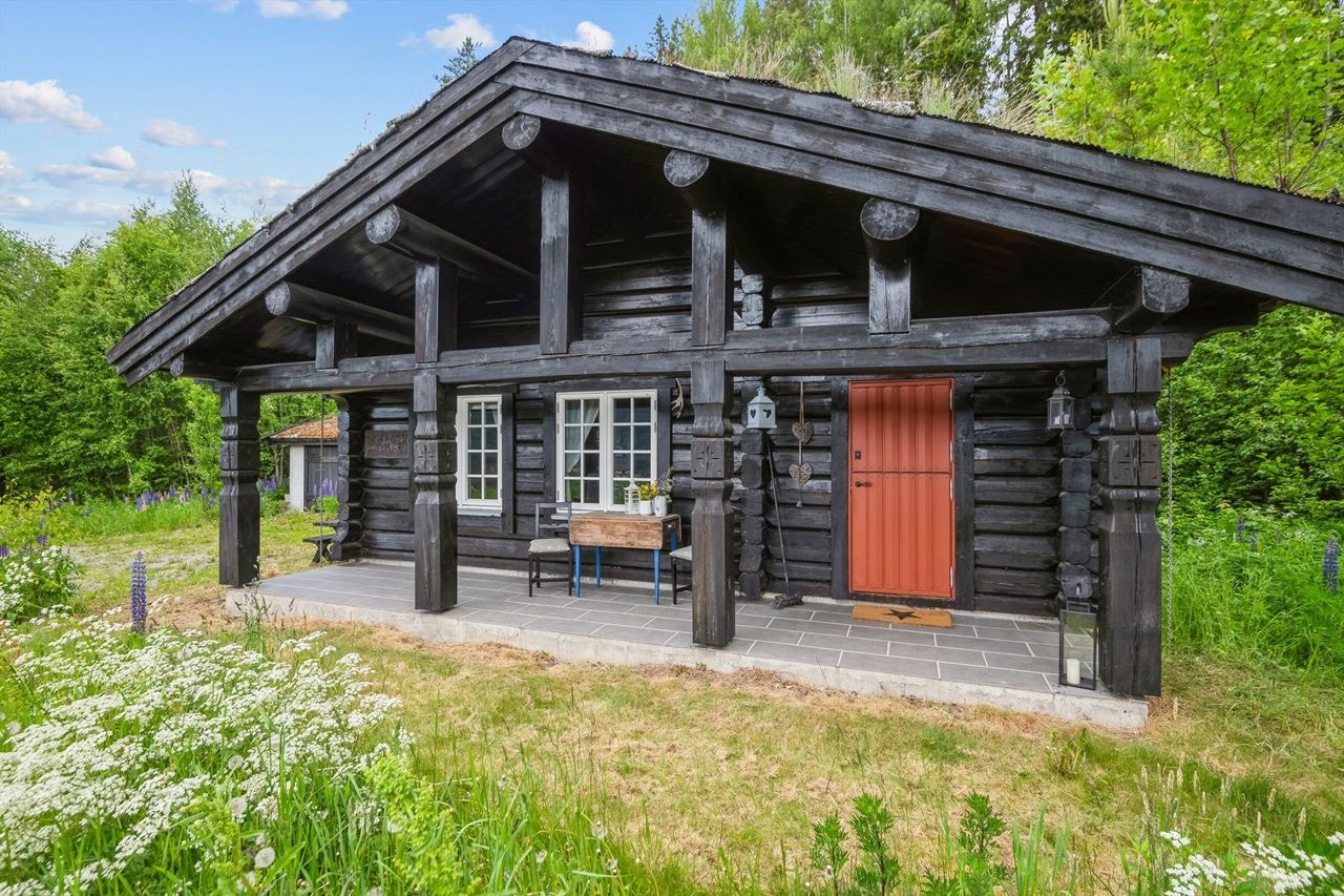 Inngangspartiet ønsker deg velkommen med særpreget stalldør og solid tømmerkvalitet. Galleribilde