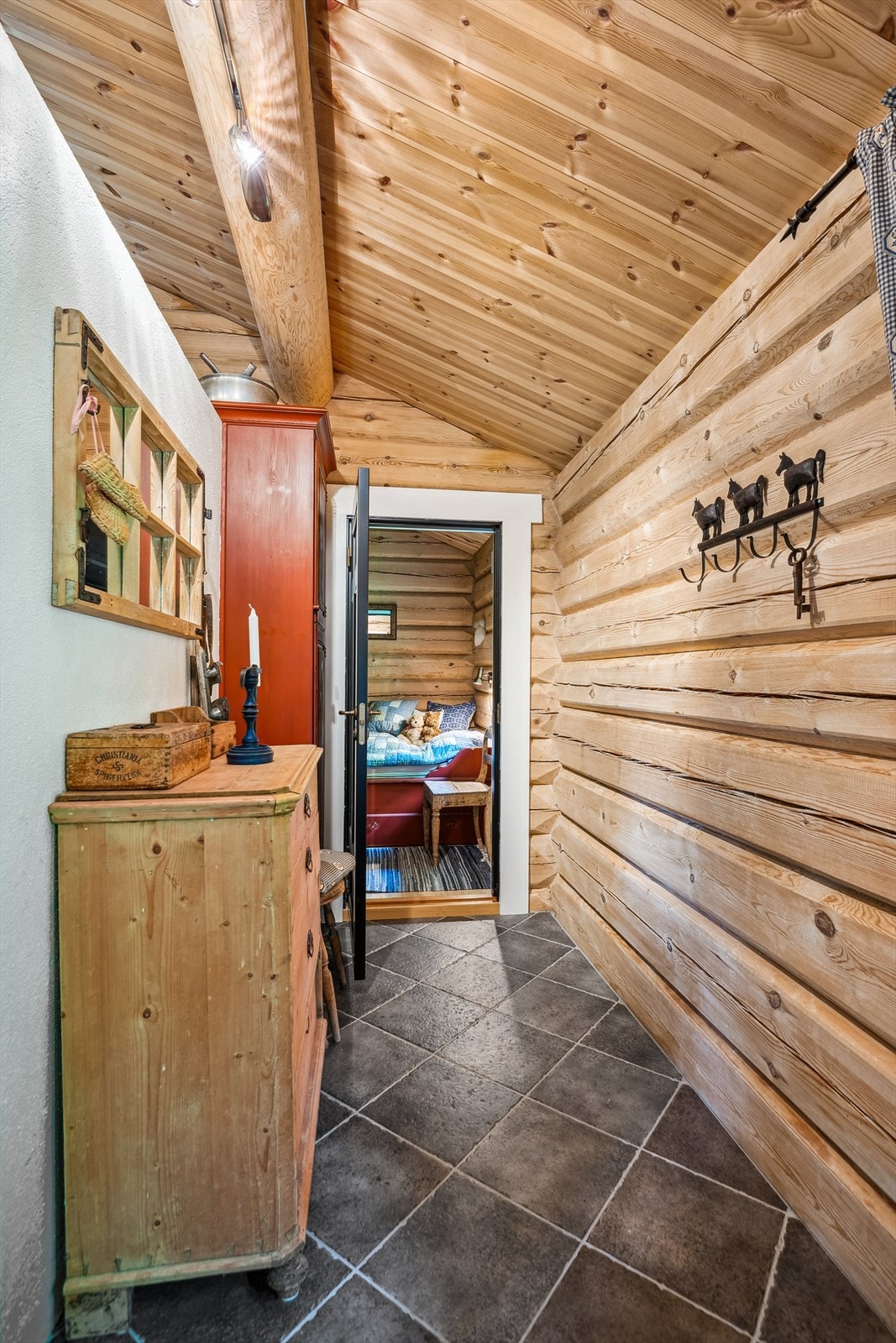 Entréen gir god plass til yttertøy og sko, og sikringsskapet er diskret plassert. Galleribilde