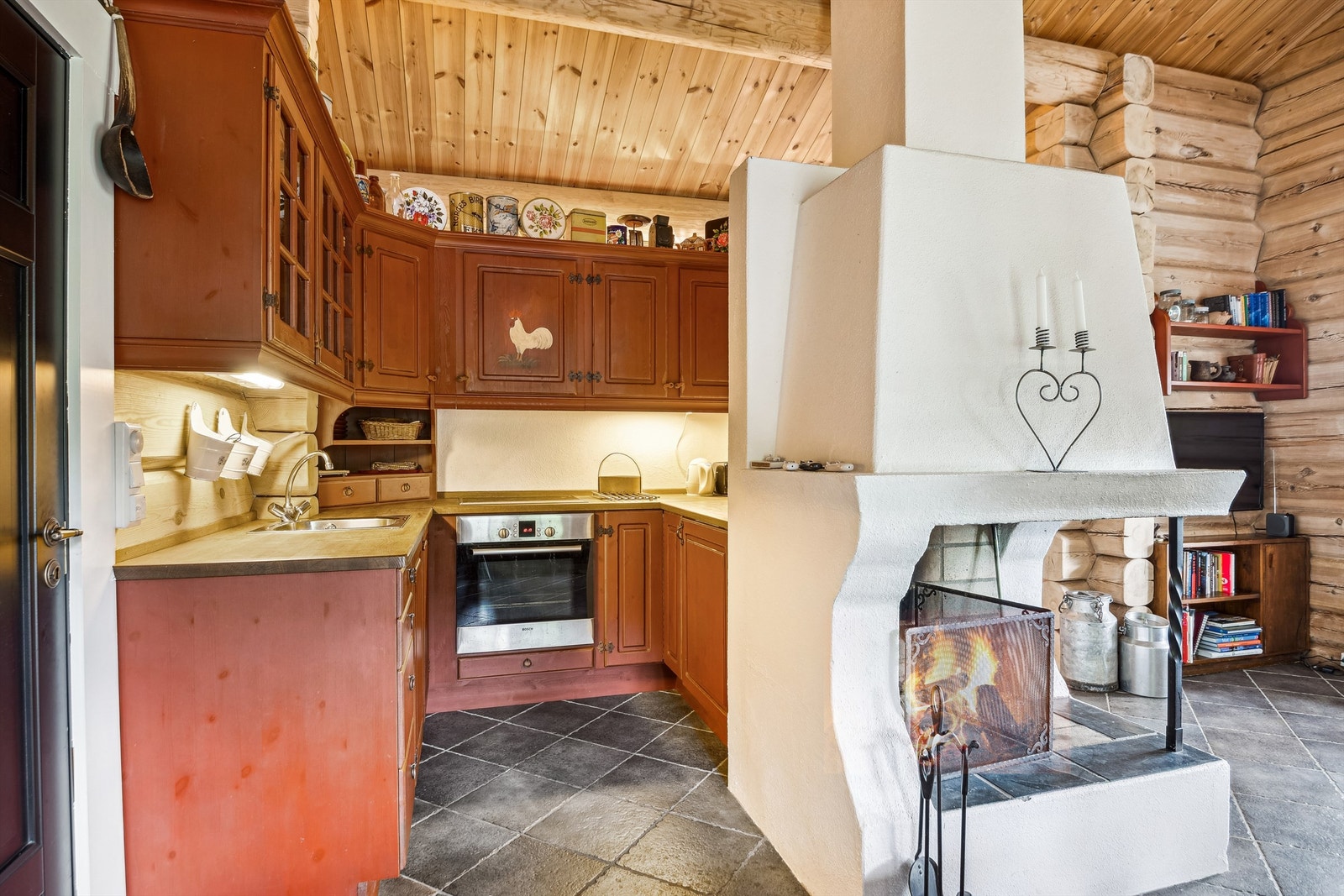 Kjøkkenet har plassbygd heltreinnredning og integrerte hvitevarer. Galleribilde