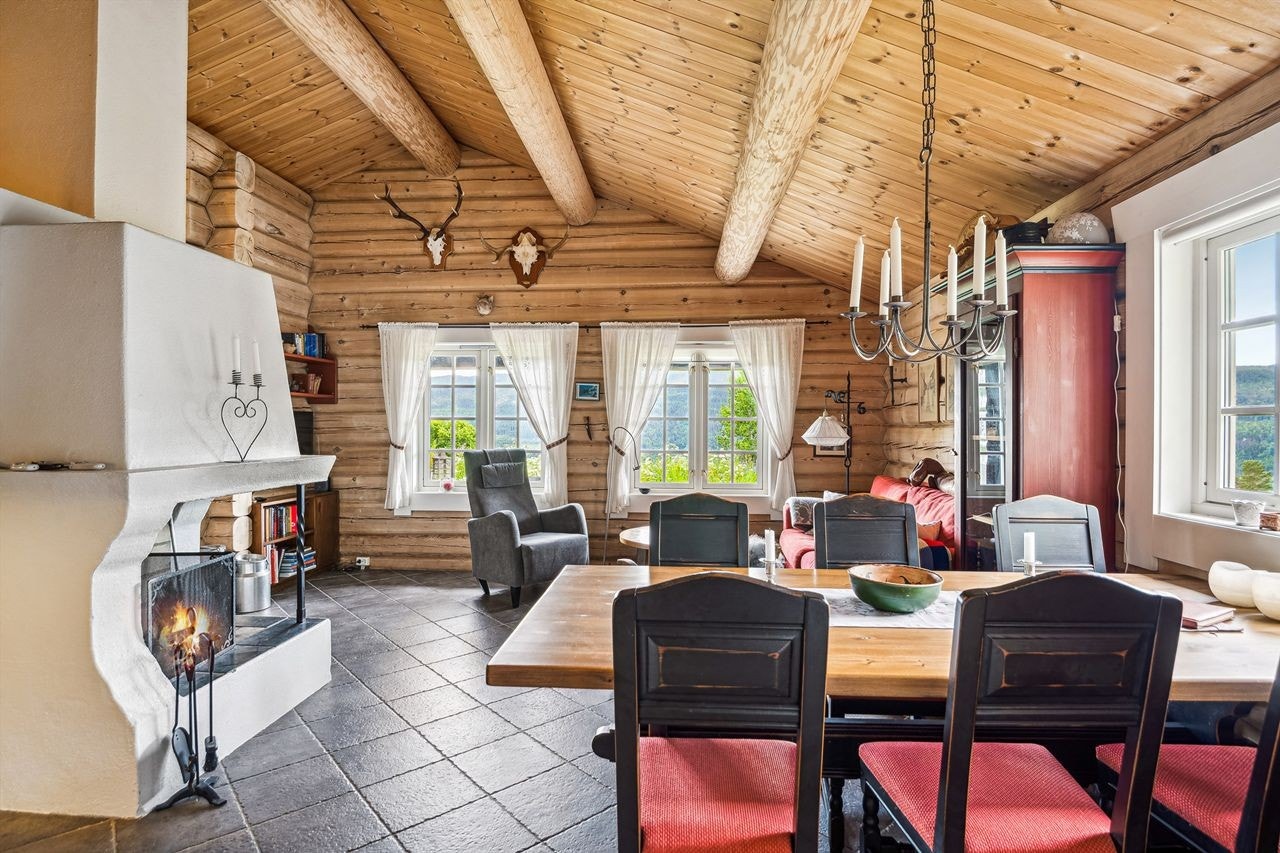 Skråhimling med synlige takåser gir rommet ekstra volum og en luftig følelse. Galleribilde