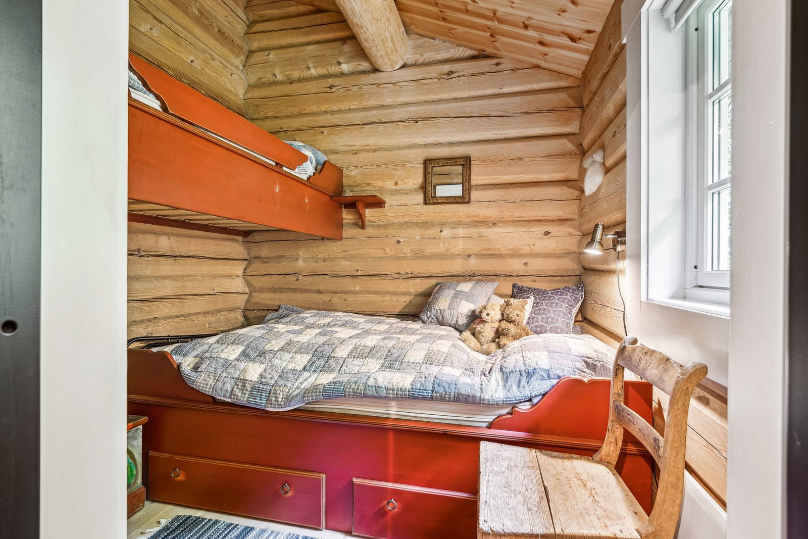 Soverom nummer 1 med dobbeltseng samt en enkeltseng Galleribilde