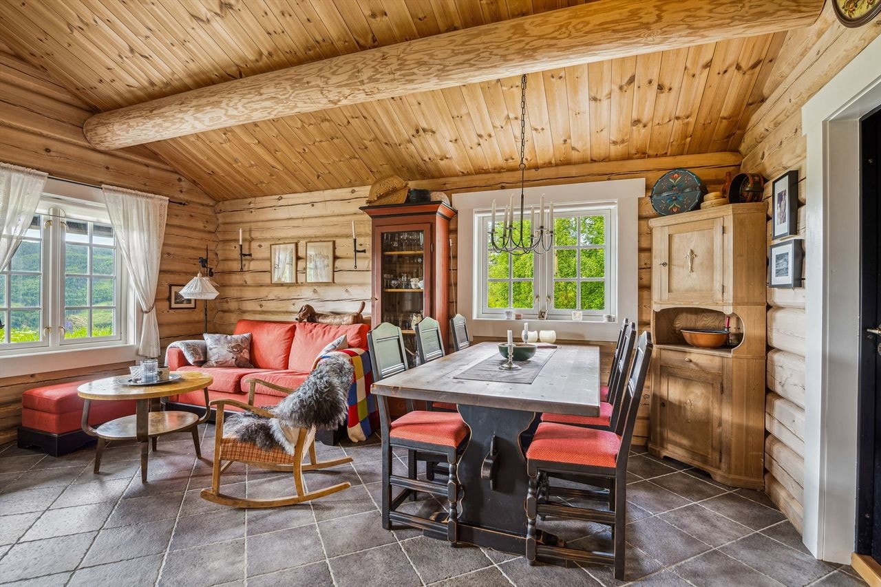 Stuen har åpen løsning mot spiseplass, ideell for hyggelige familiemåltider og samvær. God plass til både salong og stort spisebord Galleribilde