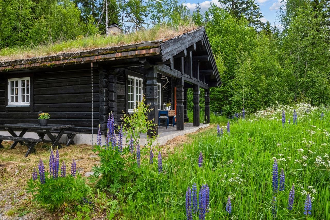 Flislagt uteplass på ca. 10m² under tak gir mulighet for avslappende stunder utendørs. Galleribilde