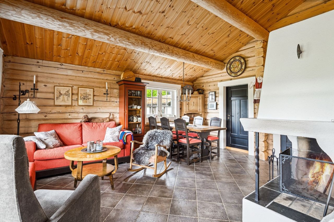 Stuen byr på fleksibel innredning med flislagte gulv og varmekabler for komfort året rundt. Galleribilde