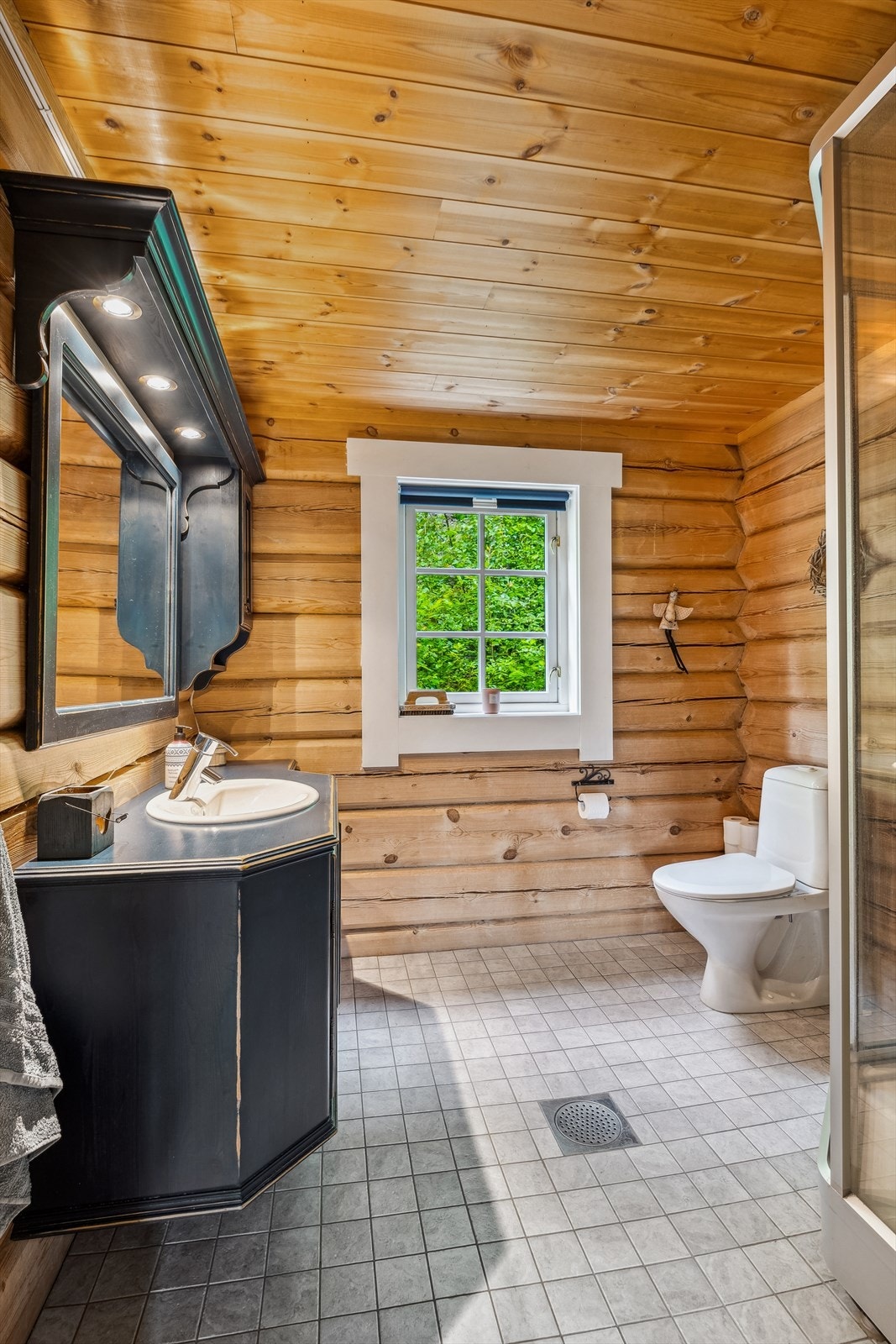 Romslig bad med dusjkabinett, gulvvarme og naturlig ventilasjon for behagelig inneklima. Galleribilde