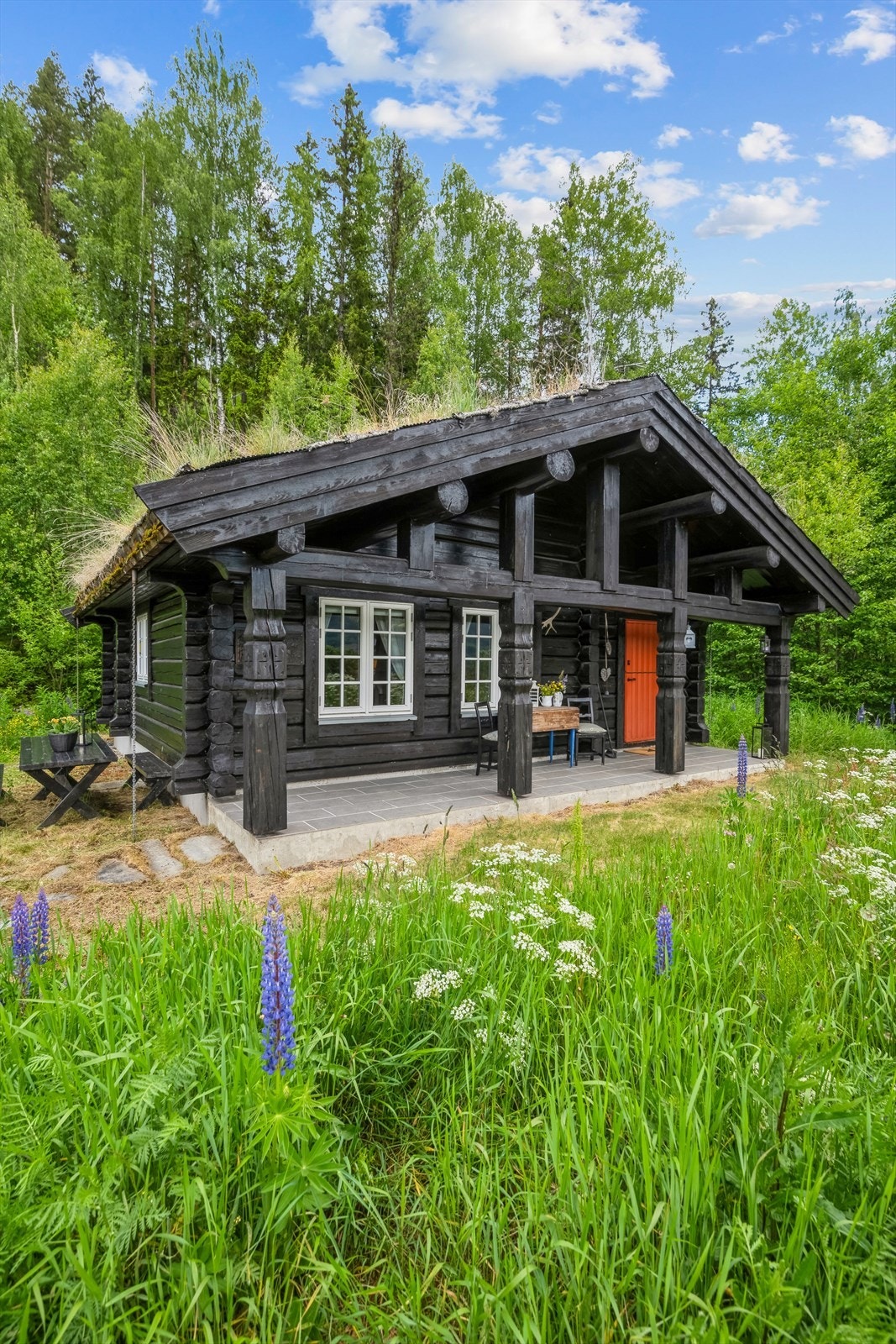 Stor overbygd terrasse innbyr til hyggelige måltider og sosiale sammenkomster i all slags vær. Galleribilde