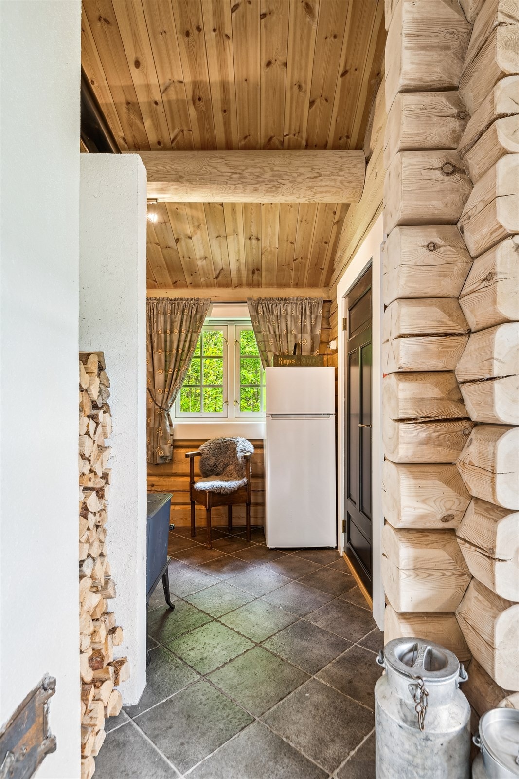 Praktisk nisje mellom peis og ovn gir smarte oppbevaringsmuligheter for ved. Galleribilde