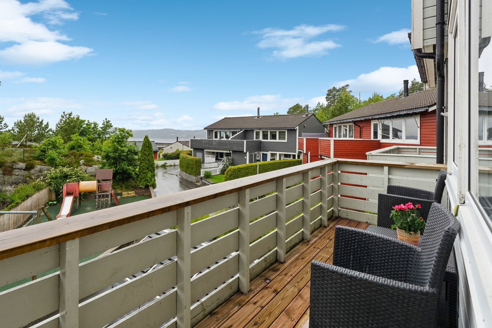 En av 4 uteplasser rundt boligen.Veranda med utgang fra stue har kveldssol og sjøutsikt. Galleribilde