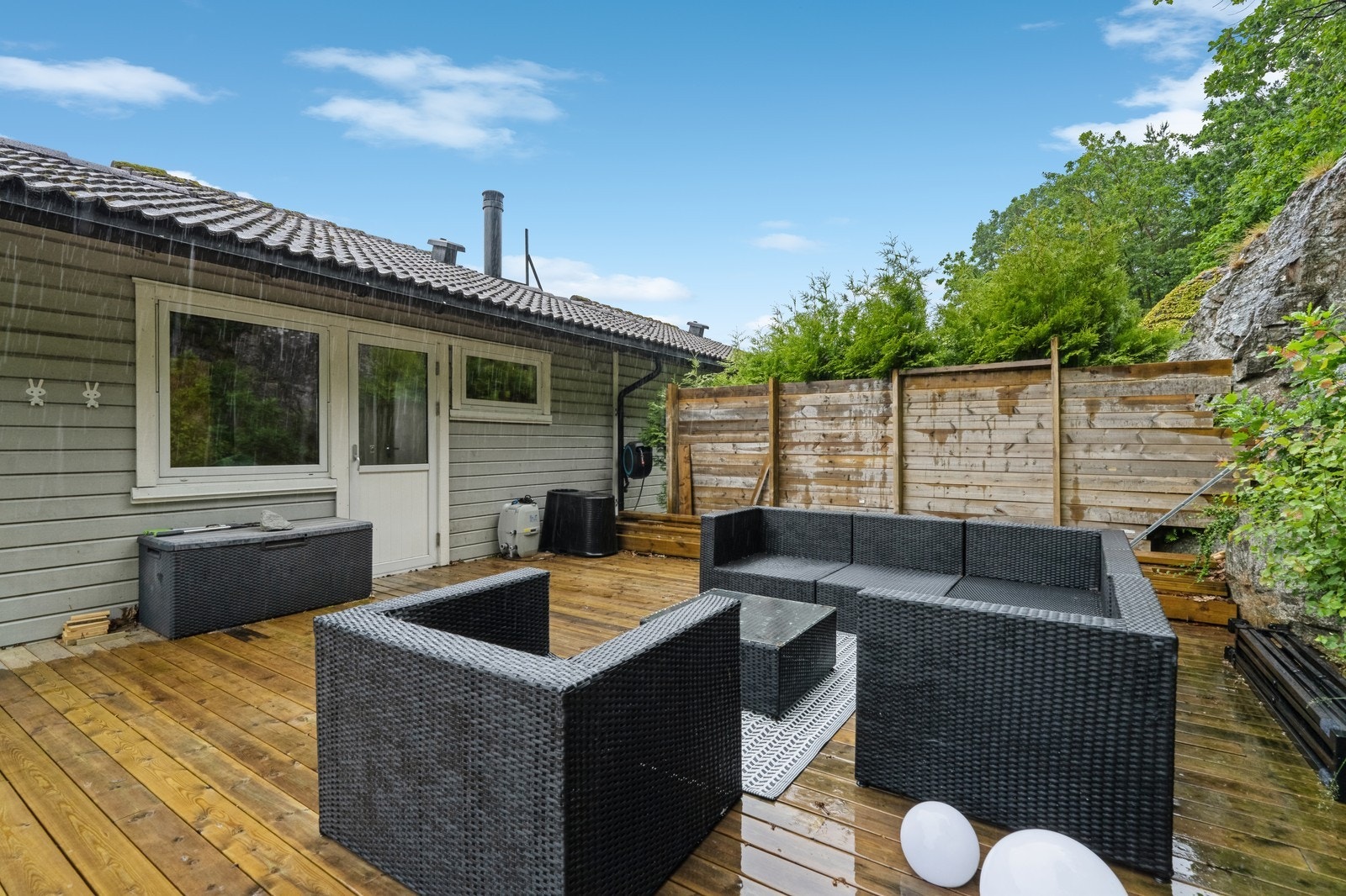 På baksiden av boligen har du terrase med god plass til utemøblement. Galleribilde
