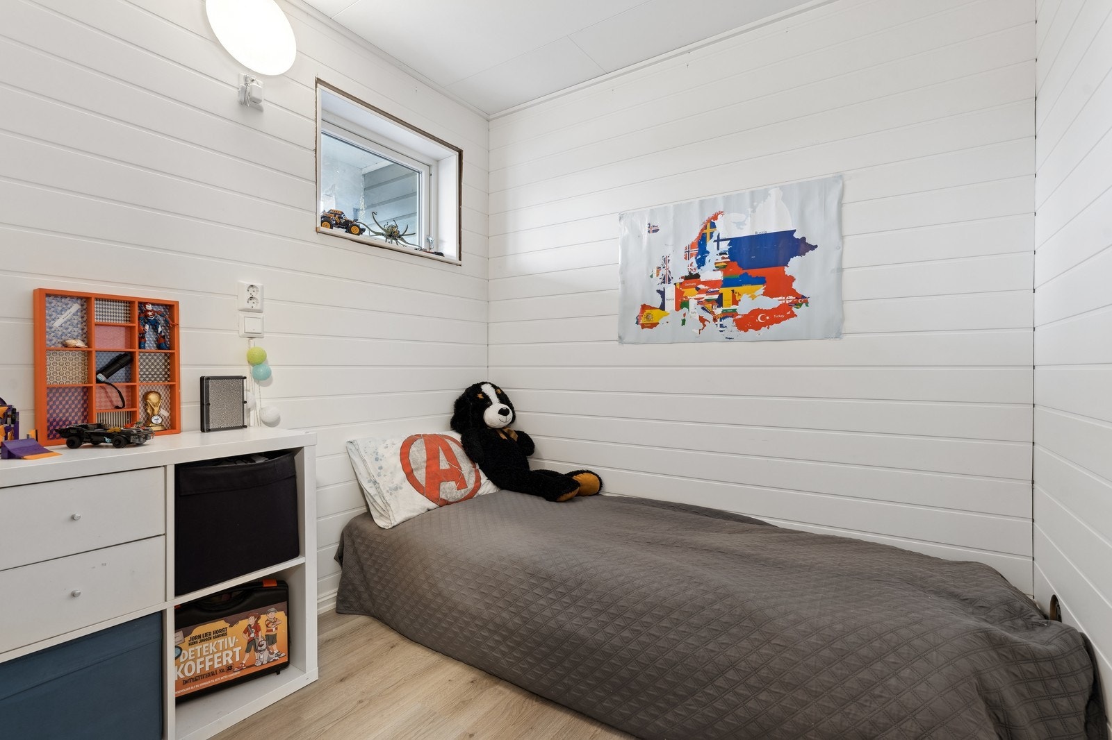 Bod i 1. etasje. Dette er brukt som soverom, men originalt godkjent som bod og ikke omsøkt. Galleribilde