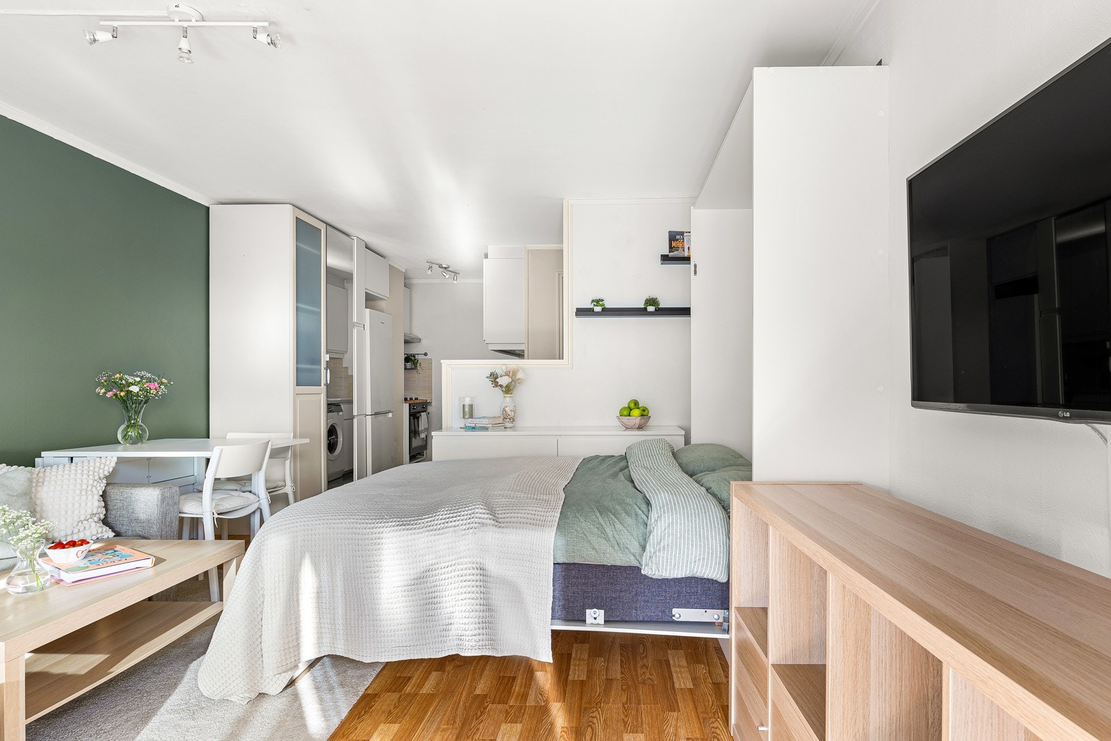 Meget praktisk nedfeldbar seng i stuen. Meget arealeffektivt. Galleribilde