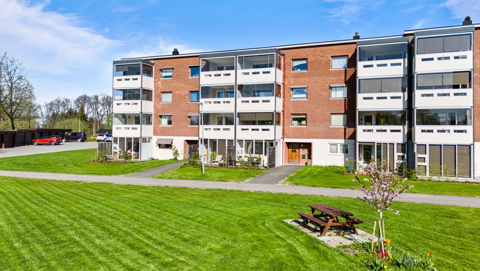 Grønt og luftig på borettslagets eiendom. Galleribilde