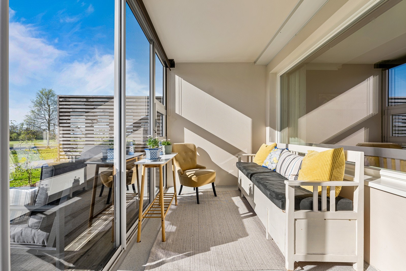 Innglasset balkong fungerer som en utvidelse av leiligheten. Galleribilde