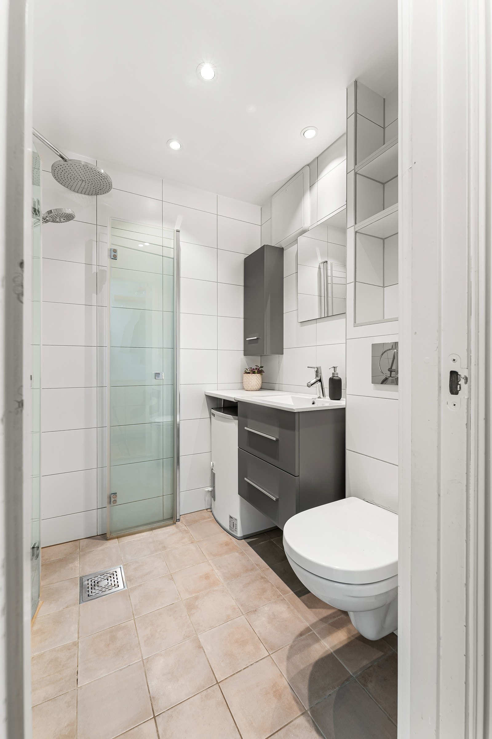 Vaskemaskin er plassert på kjøkkenet. Galleribilde