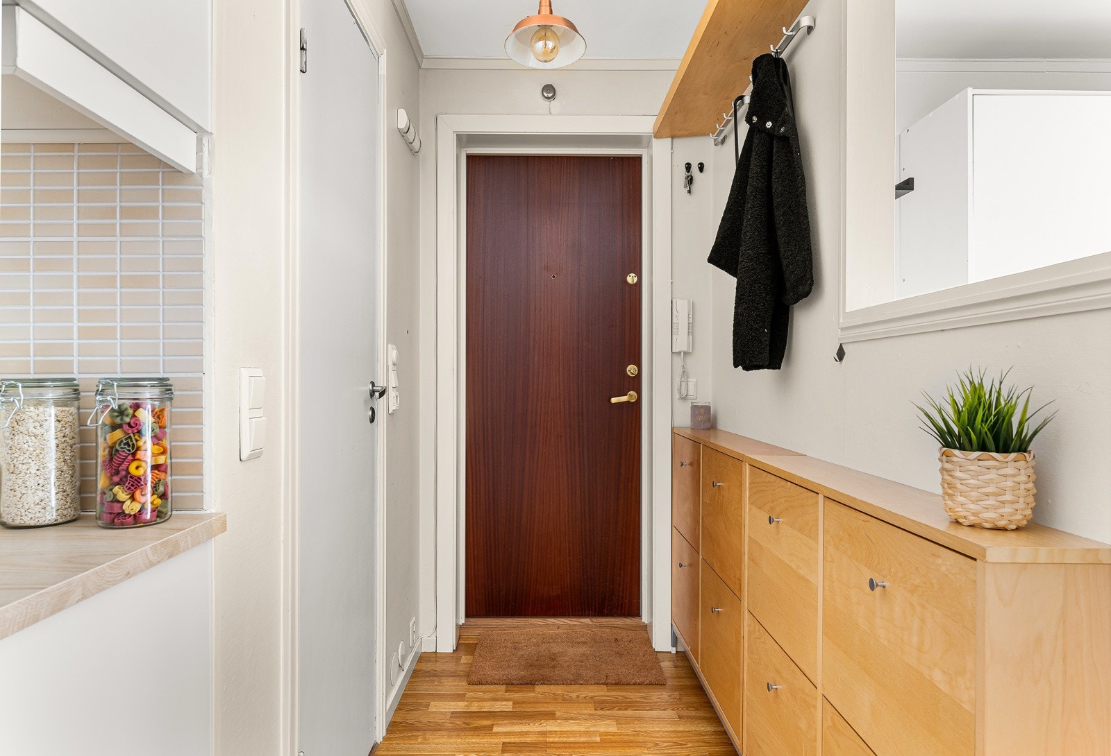 Entre med parket på gulv og godt med oppbevaring til sko og yttertøy. Galleribilde