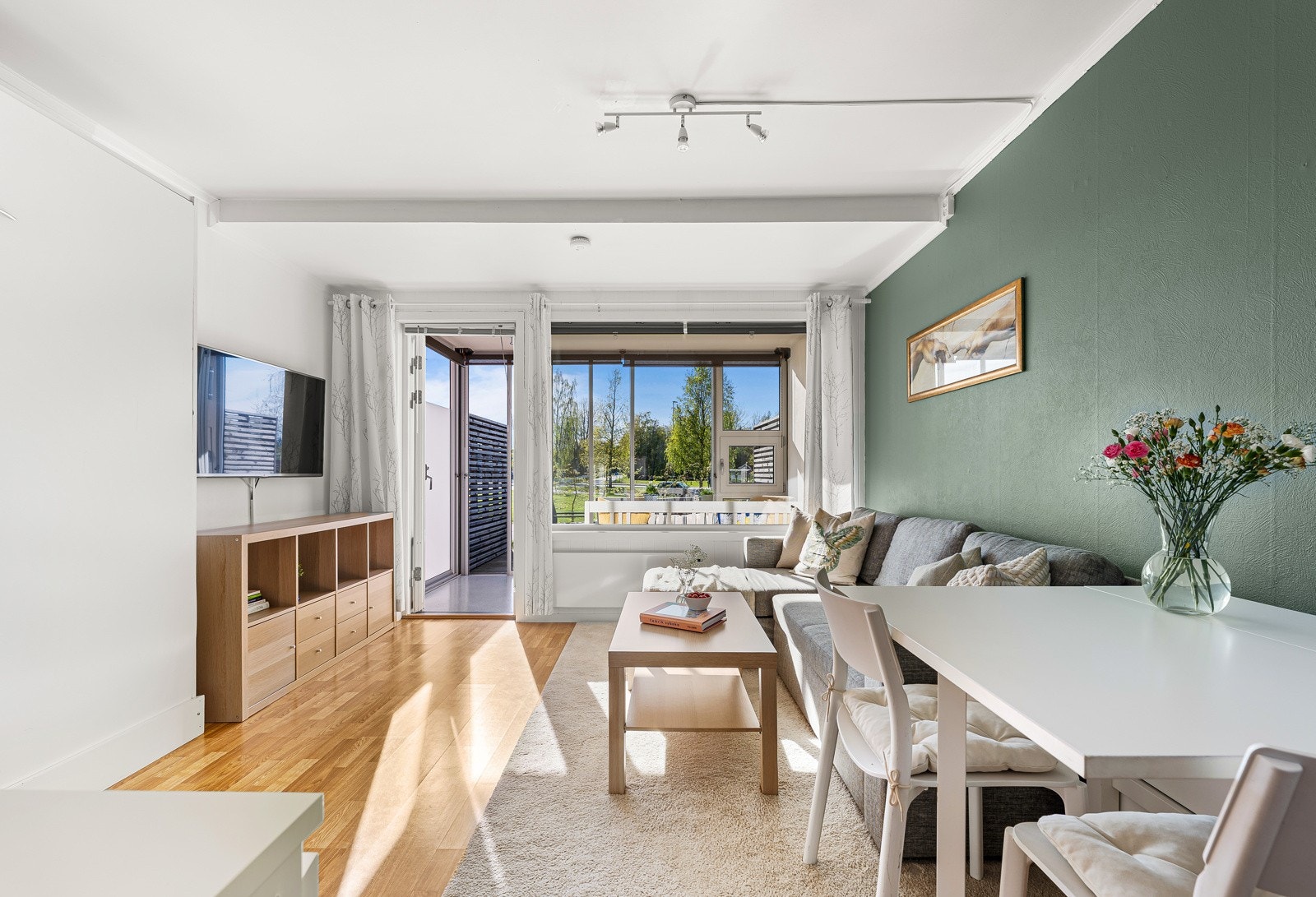 Godt lysinnslipp med stort vindu og balkongdør mot vest. Galleribilde