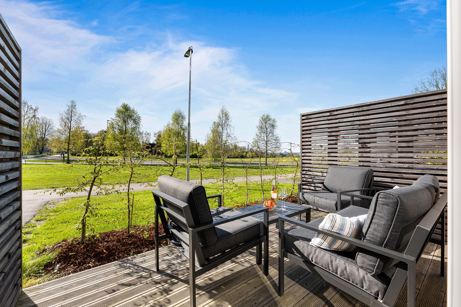 Vestvendt, solrik uteplass. Både innglasset balkong og markterrasse med utsikt over grøntarealet Galleribilde