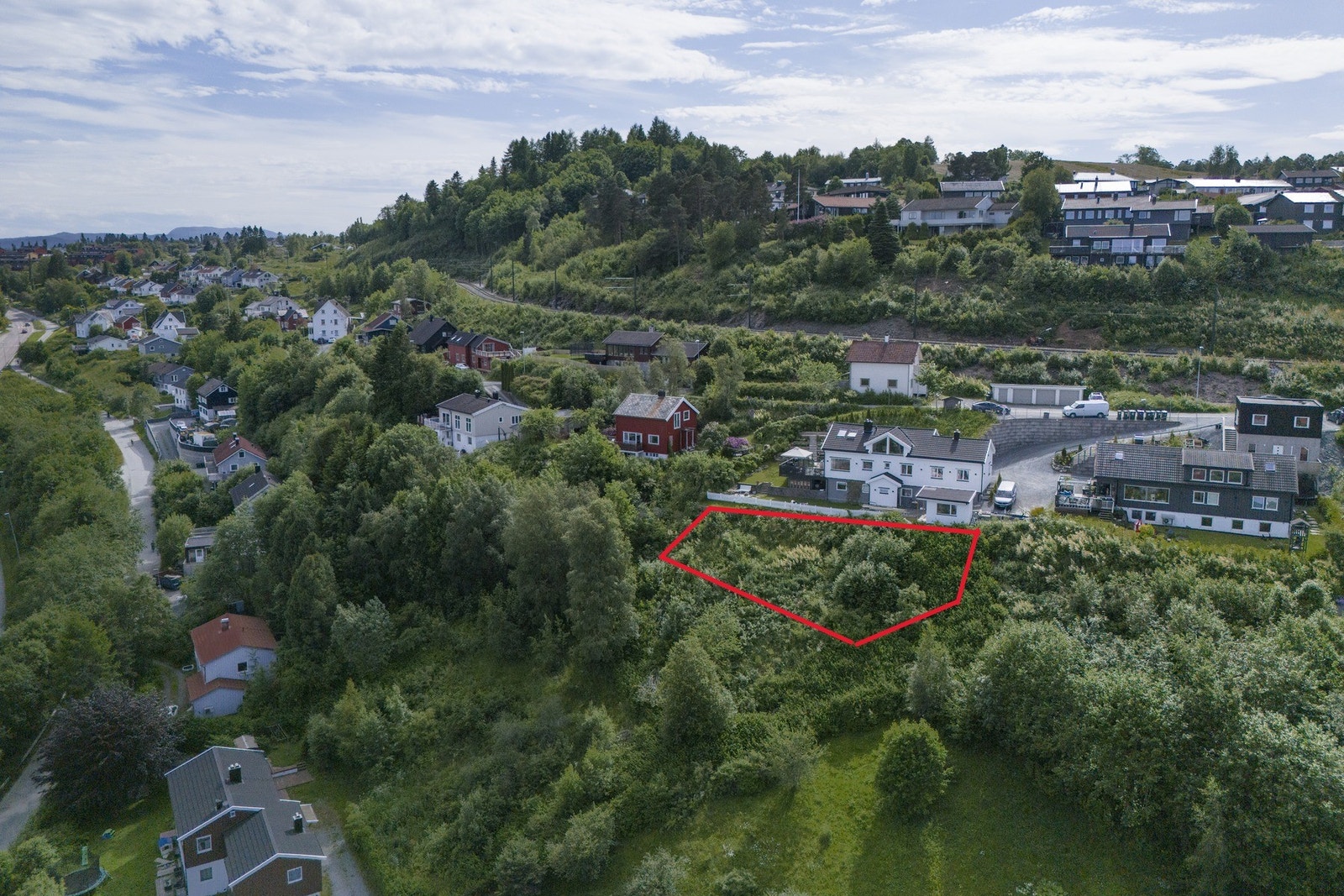 Omrisset er et estimat av tomten. Størrelsen på tomten er 719.1 kvm. Galleribilde