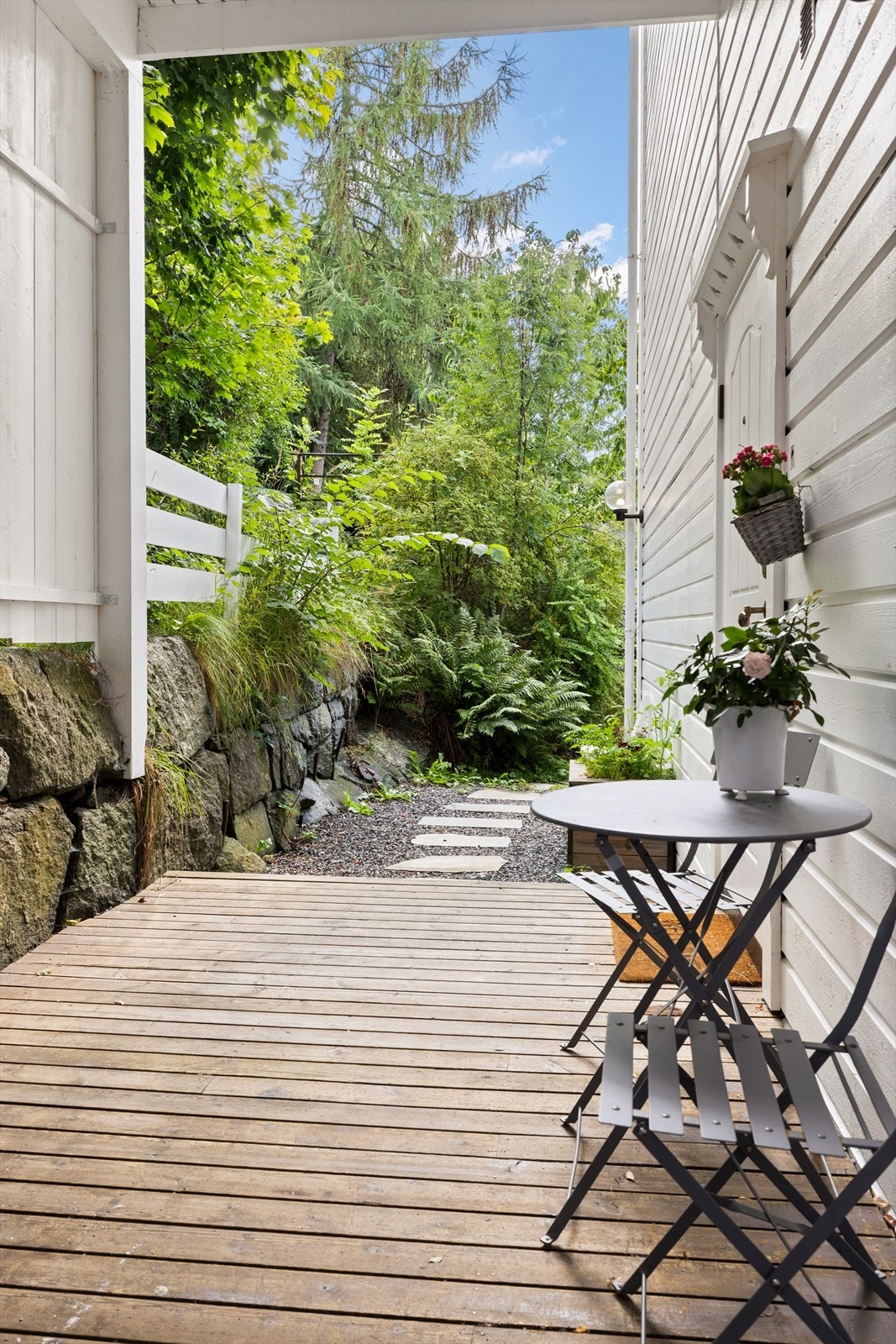 Leiligheten ligger i byggets 1. etasje, noe som gir enkel adkomst uten behov for trapper. Perfekt for deg som ønsker en praktisk bolig med direkte tilknytning til uteområdet. Galleribilde