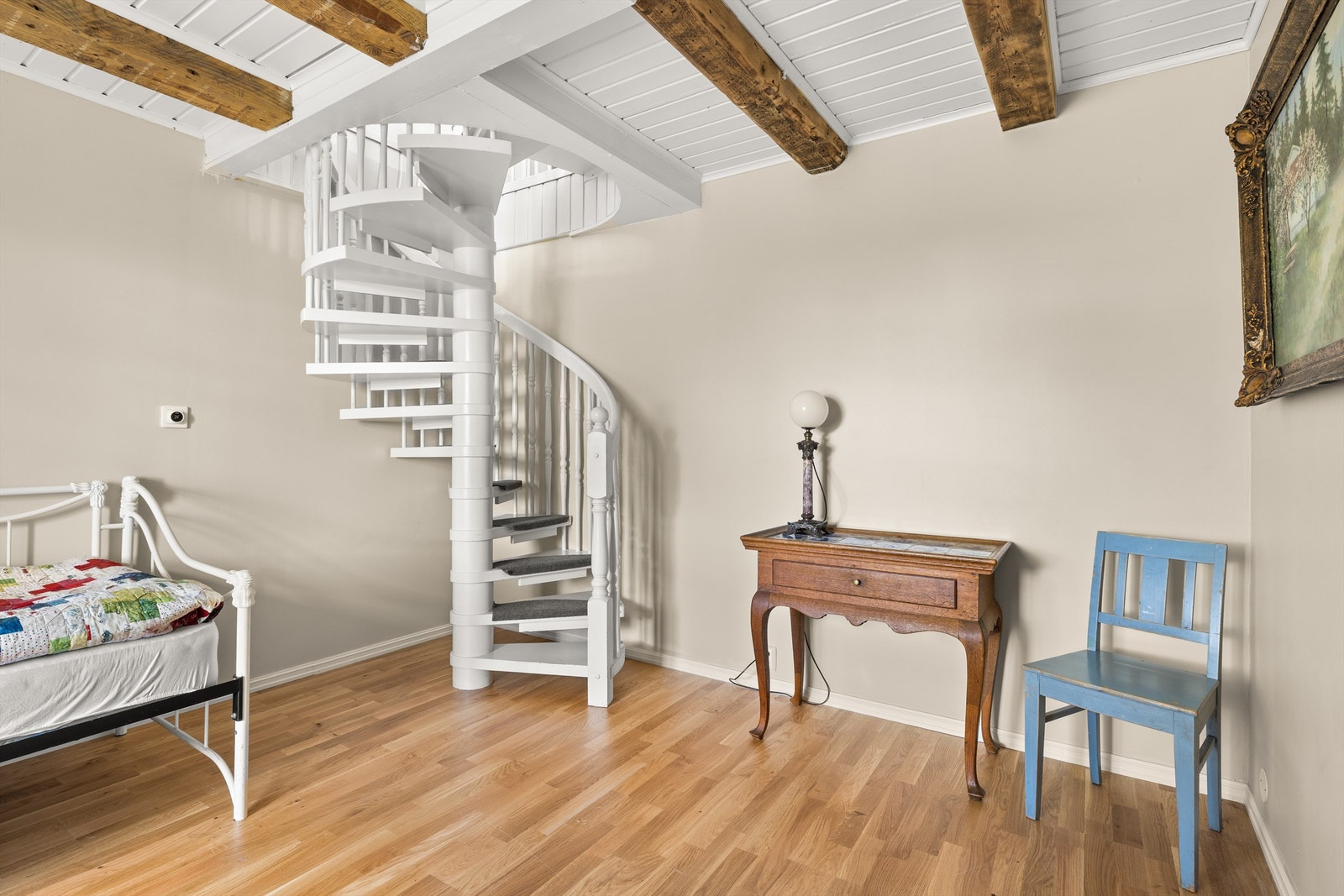 I underetasjen finner du et fleksibelt rom som kan brukes som ekstra soverom, kjellerstue, hjemmekontor eller hobbyrom - tilpasset dine behov. Galleribilde