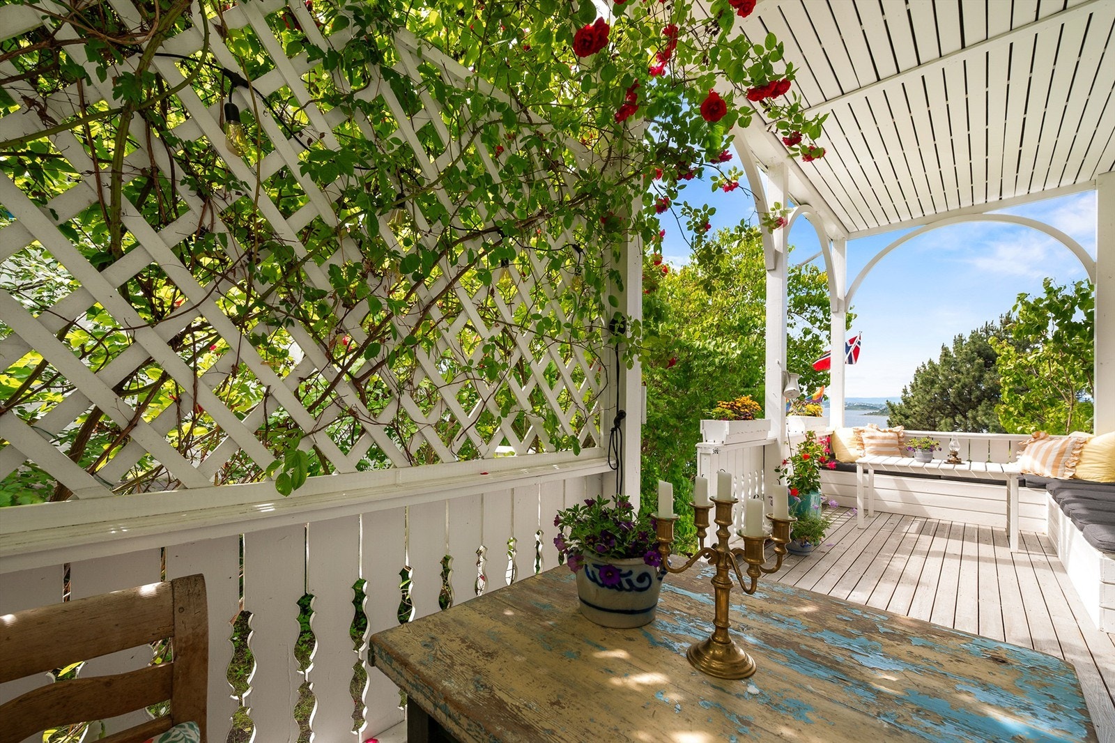 Verandaen har vakre detaljer som gir et klassisk og innbydende uttrykk - med gjennomtenkt utforming og materialvalg som harmonerer med sveitservillaens stil. Galleribilde