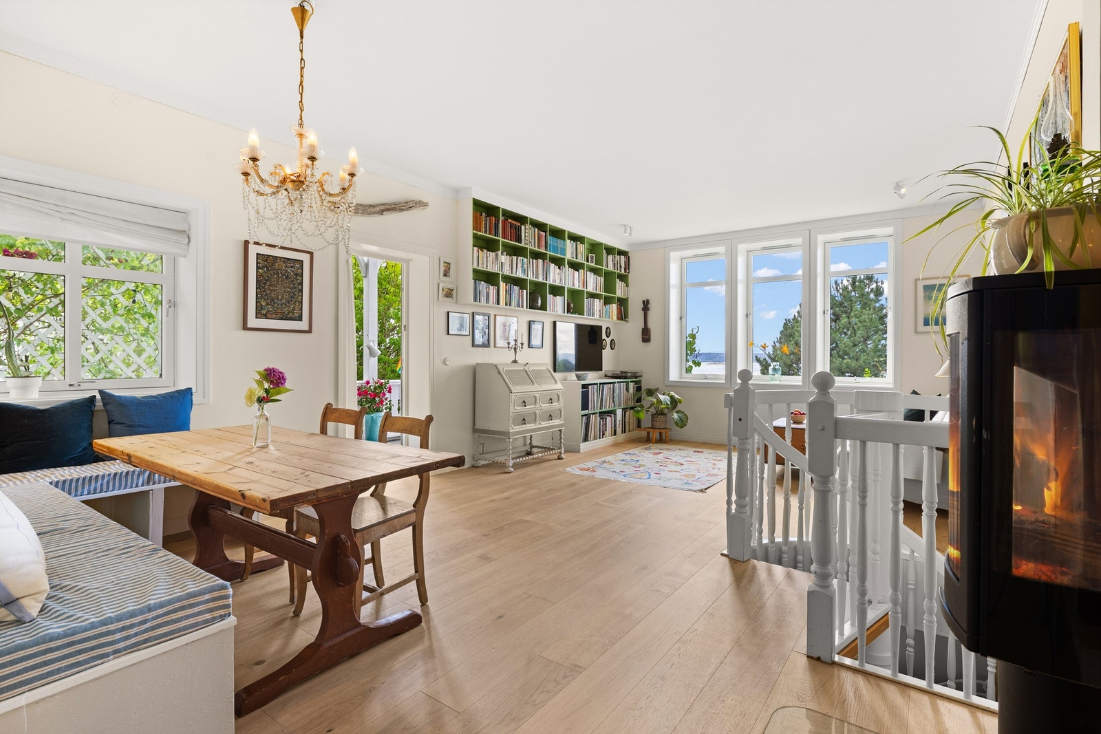 I en vakker og velholdt sveitservilla på Nordstrand finner du denne innbydende leiligheten med panoramautsikt over fjorden. Galleribilde