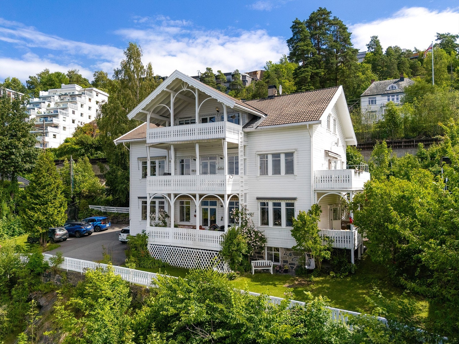 Velkommen til Mosseveien 224 -en tiltalende og oppusset (2022) leilighet i klassisk sveitservilla med tilbaketrukket beliggenhet. Panoramautsikt, veranda og parkering med lader. Galleribilde