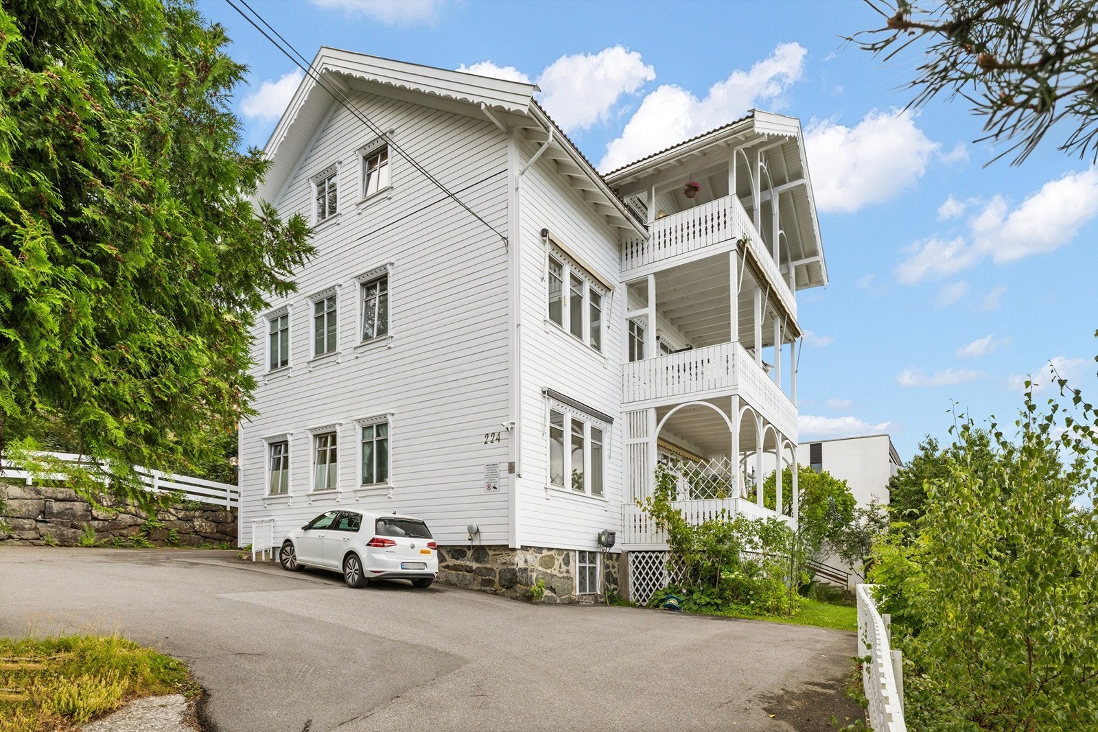 Leiligheten disponerer en biloppstillingsplass på felles parkeringsområde med el-bil lader. Felles parkeringsplasser. Galleribilde