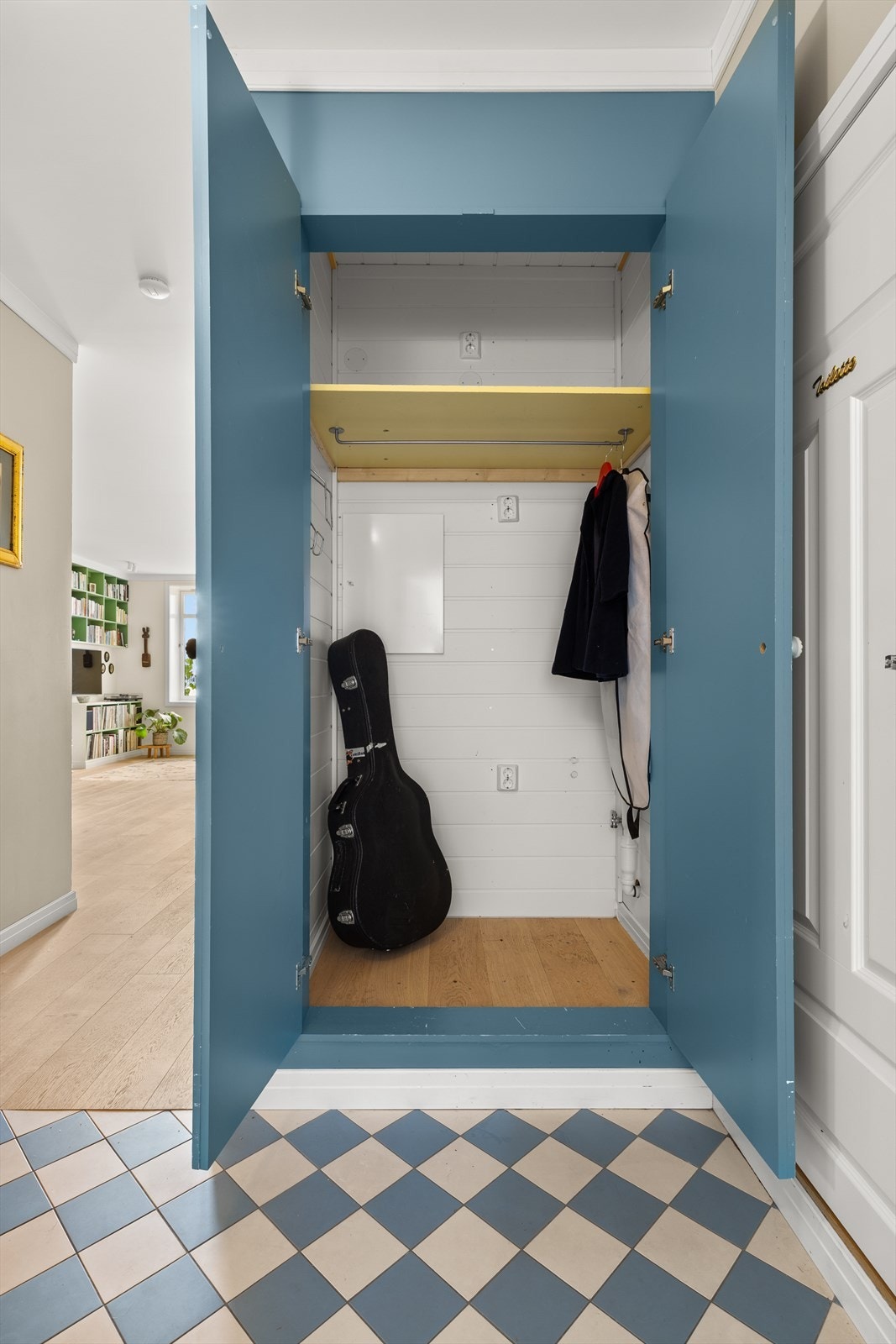 Garderobeskap med god plass til yttertøy og sko, samt opplegg til vaskemaskin. Galleribilde