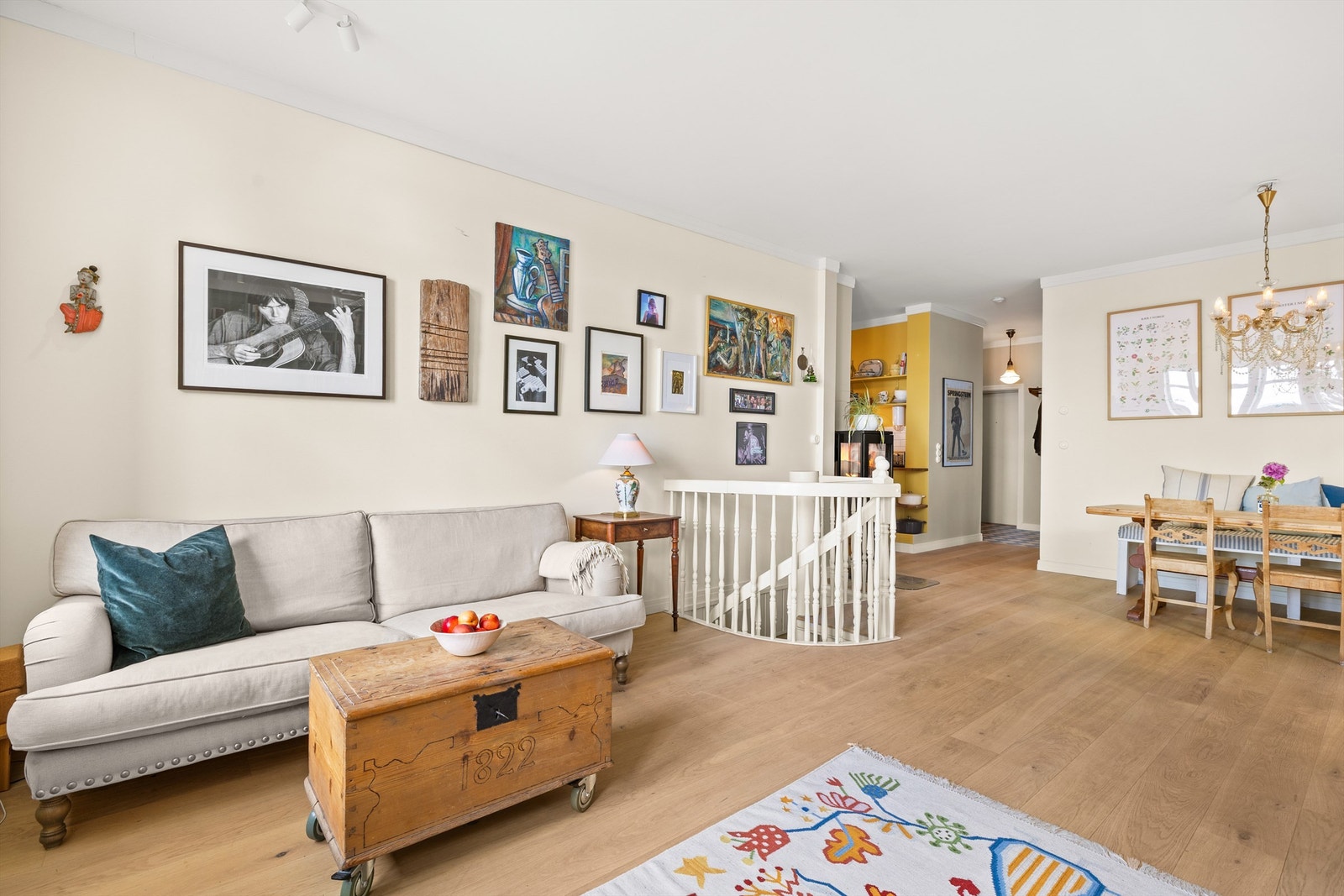 Et nydelig rom med ekstra god takhøyde. Gulvene er belagt med vakker en-stavs parkett i en lun og tidløs farge, som gir en gjennomført og harmonisk stil. Galleribilde