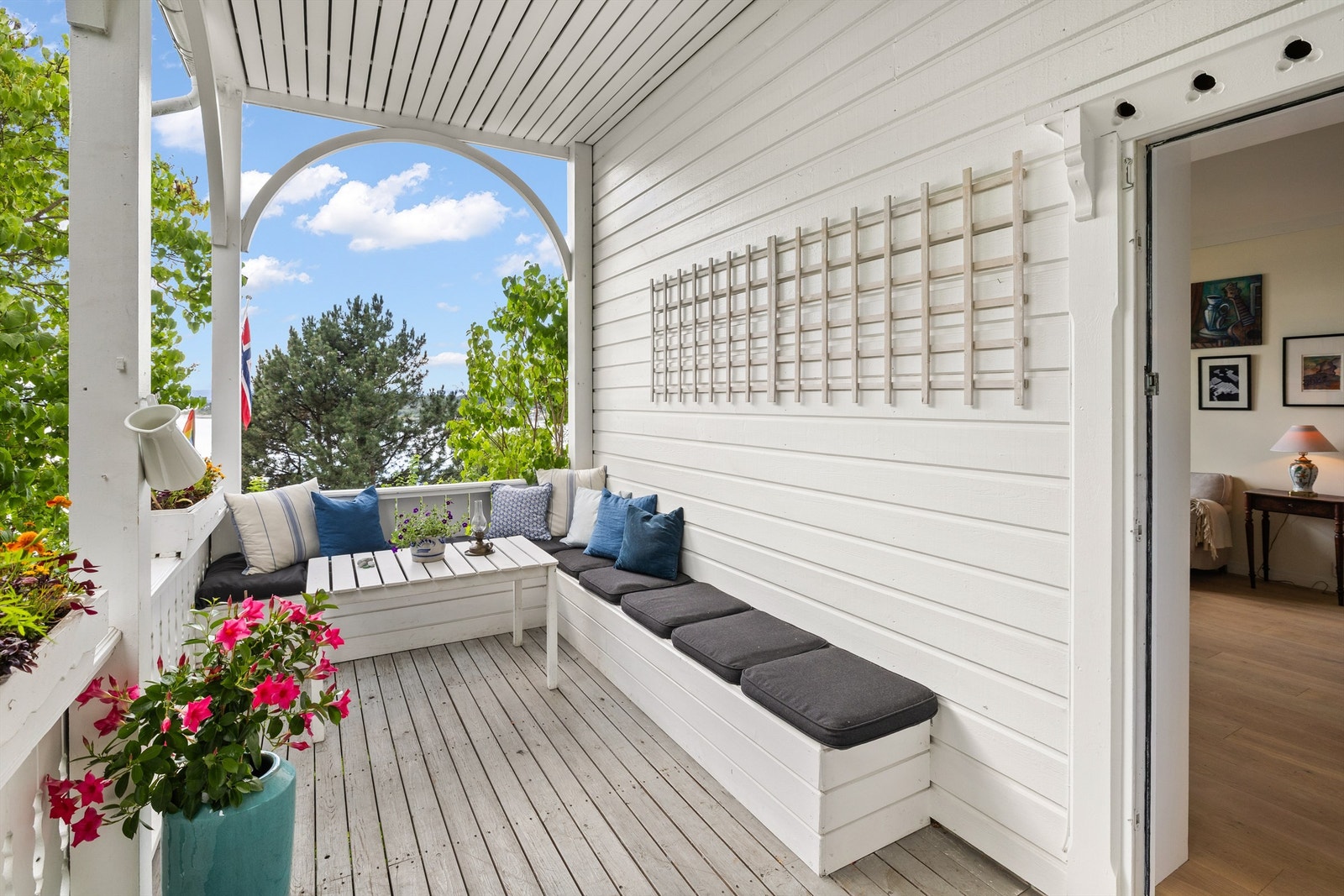 Fra stuen er det direkte utgang til en overbygget veranda som virkelig setter prikken over i-en på denne flotte leiligheten. Her kan du nyte utsikten og frisk luft uansett vær, takket være det solide taket som gir ly og lunhet. Galleribilde