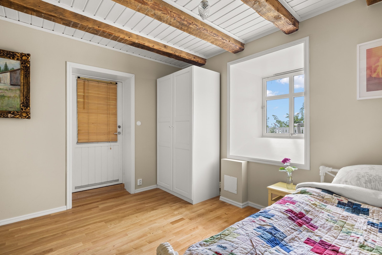 Det er utgang fra rommet til hagen. Galleribilde