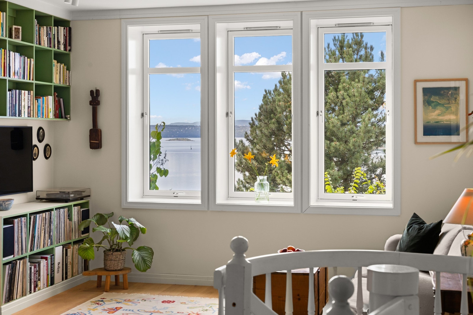 Vinduene mot vest fremhever den fantastisk fjordutsikt som gir en følelse av umiddelbar nærhet til sjøen. Galleribilde