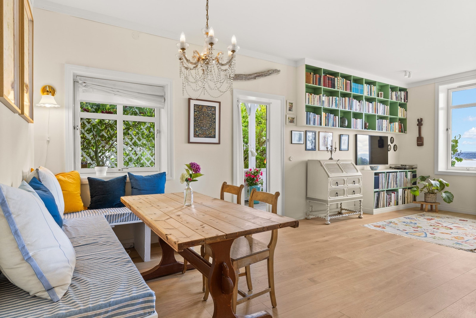 Store vindusflater mot syd og vest slipper inn rikelig med dagslys og gir en fantastisk fjordutsikt som setter stemningen året rundt. Her er det god plass til å dele inn i ulike soner. Galleribilde