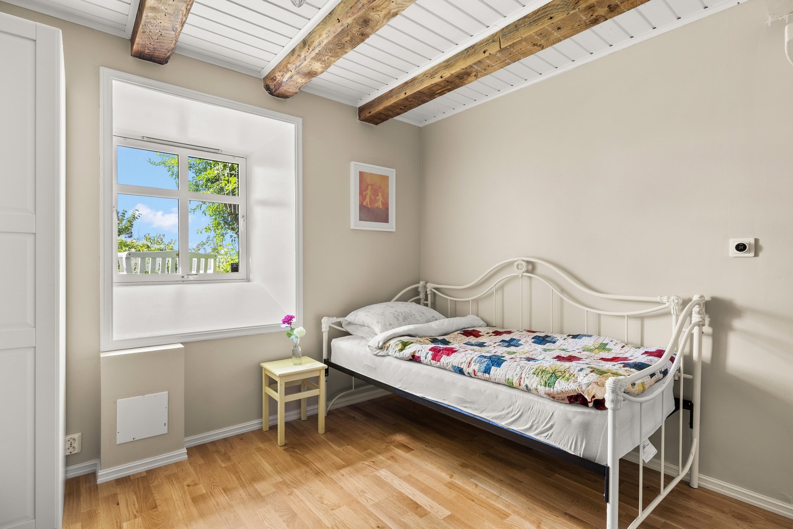 Det er utrustet med garderobeskap, og har god takhøyde og naturlig lysinnslipp. De vakre bjelkene i taket gir rommet særpreg. Galleribilde